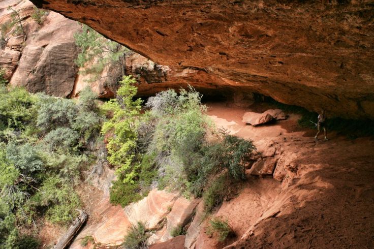 The trail briefly passes under overhangs