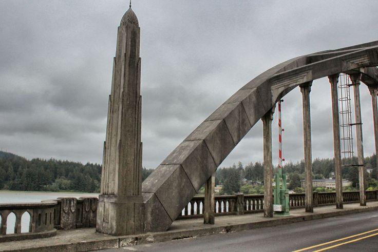 Art deco obelisk and Gothic pointed arches in Siuslaw River Bridge's balustrade