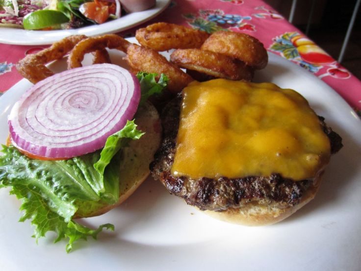 Angus cheeseburger with onion rings