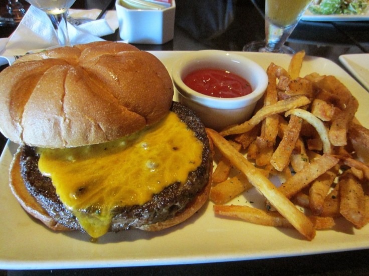 Cheeseburger with fries
