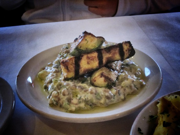 Grilled zucchini with lentil in yogurt sauce