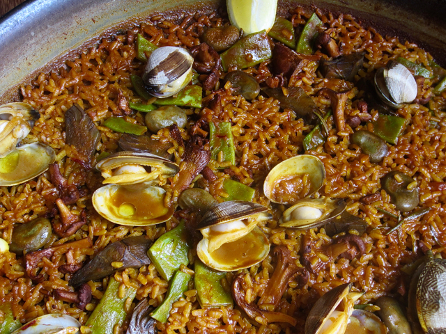 Paella de verdures i almejes